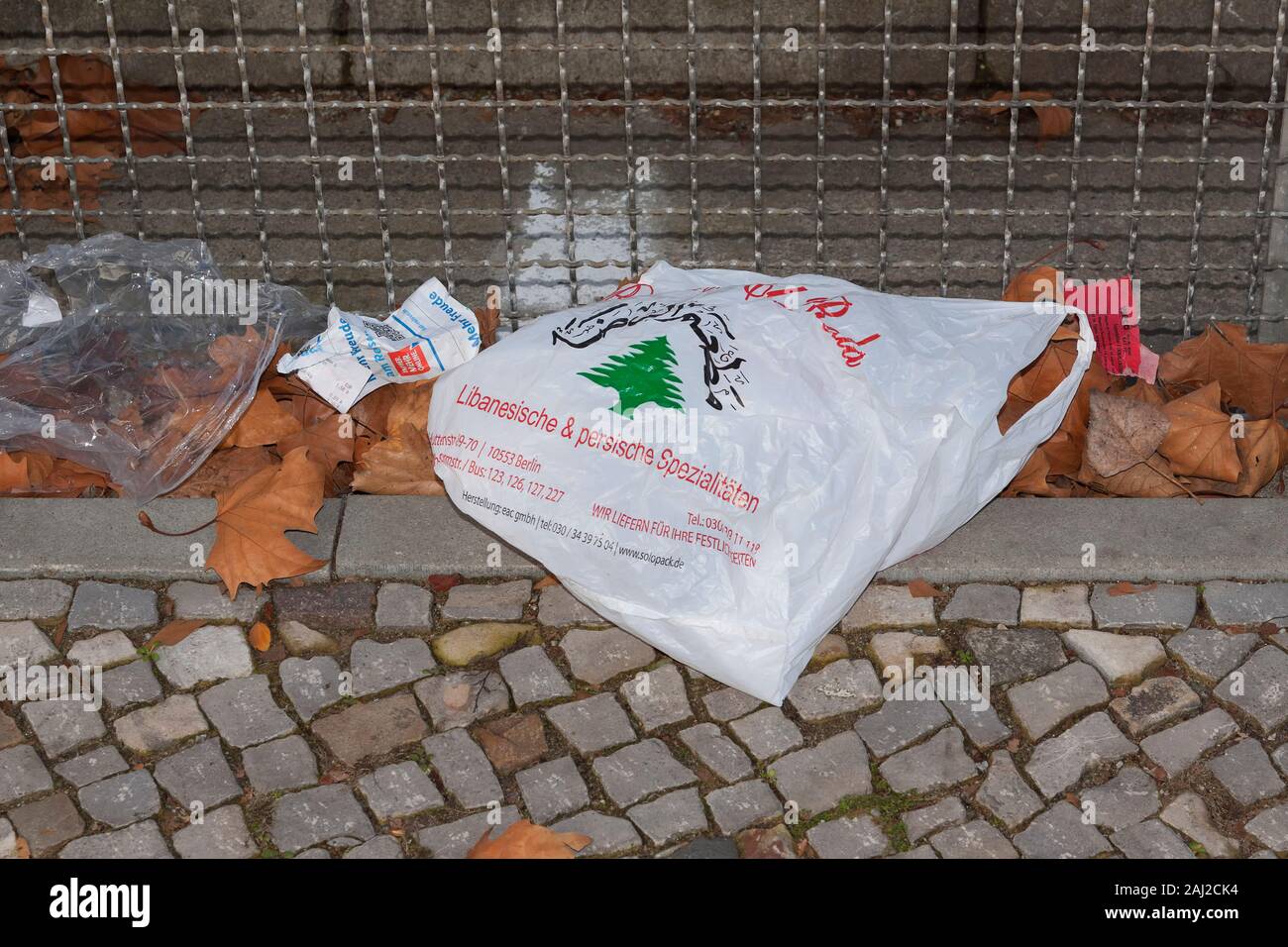 Sac en plastique jeté à Berlin Banque D'Images
