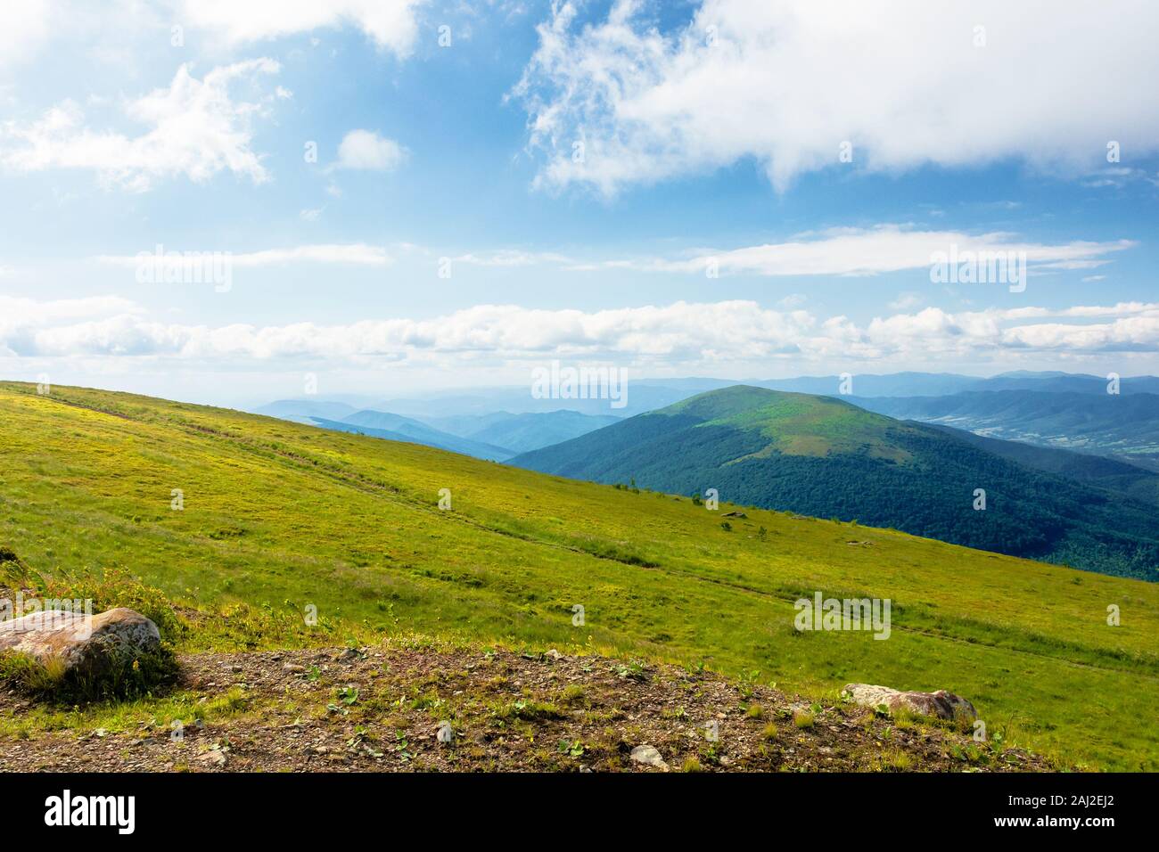Paysage de montagne avec des paysages d'été beaux nuages. Banque D'Images Paysage de montagne avec des paysages d'été beaux nuages. Banque D'Images
