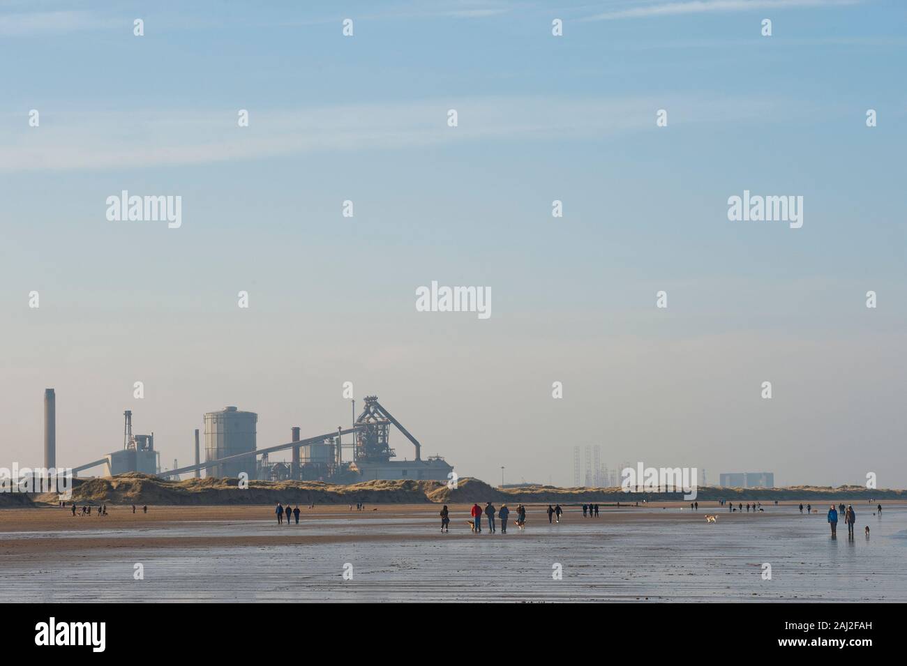 Les familles sur la plage de Coatham, Redcar, Cleveland, UK Banque D'Images