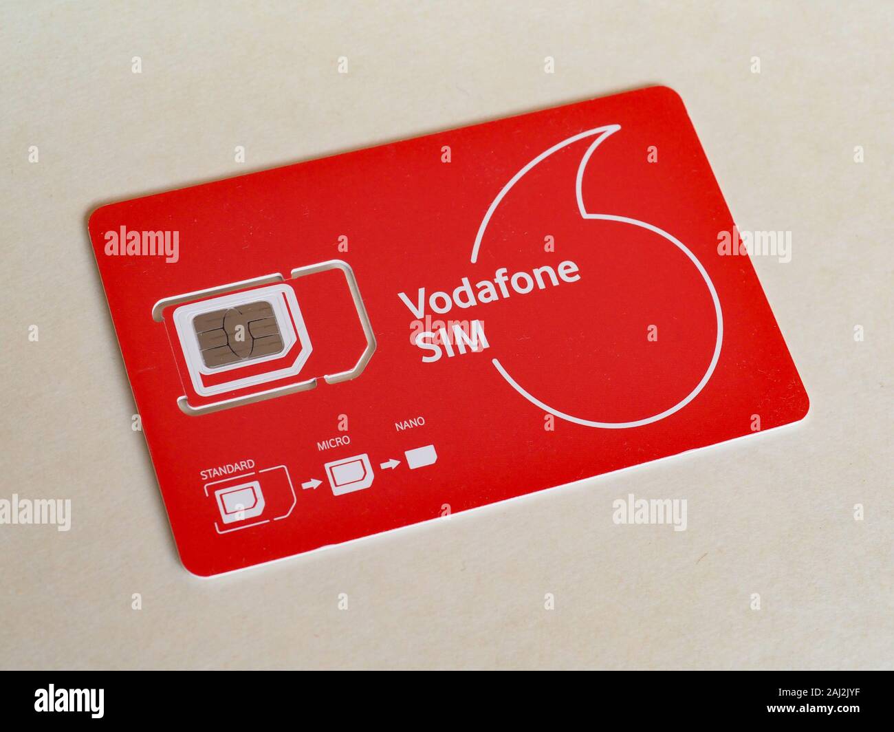 MILAN, ITALIE - CIRCA Octobre 2019 : Vodafone trio mini micro et nano sim pour téléphone mobile Banque D'Images
