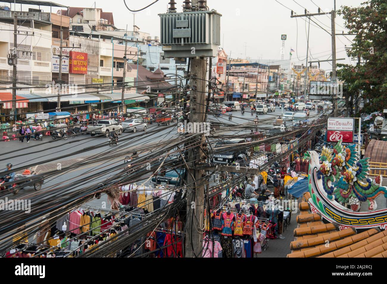 Les lignes d'alimentation à la route principale, à la frontière thaïlandaise, dans la ville de Mae Sai, à la frontière avec le Myanmar dans la province de Chiang Rai dans le Nord de la Thaïlande. Thaïlande Banque D'Images