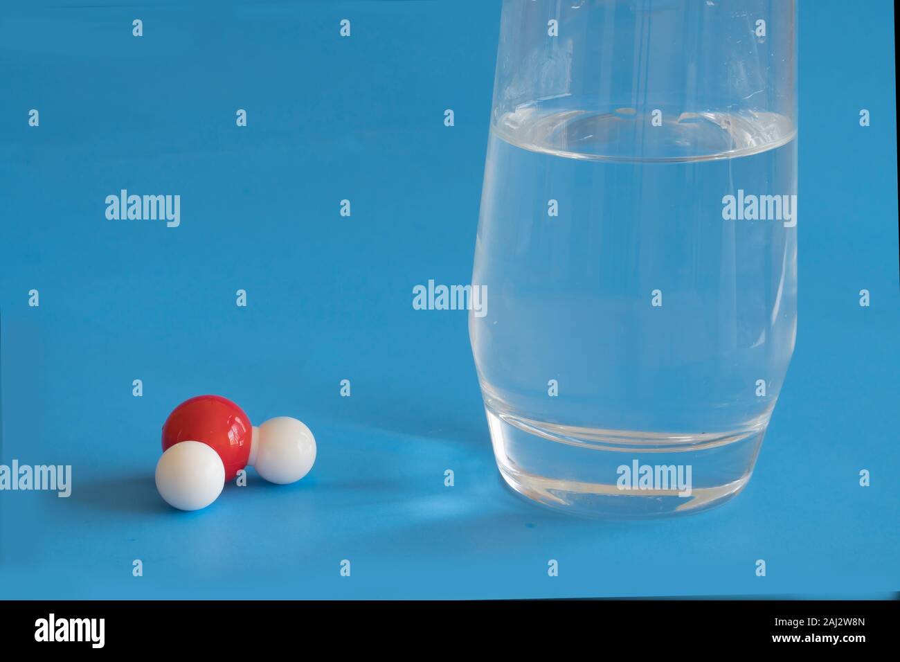 Verre de l'eau liquide et de la molécule H2O avec un hydrogène et deux atomes d'oxygène . Banque D'Images