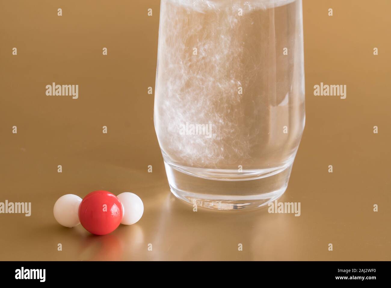 Verre de l'eau liquide et de la molécule H2O avec un hydrogène et deux atomes d'oxygène . Banque D'Images