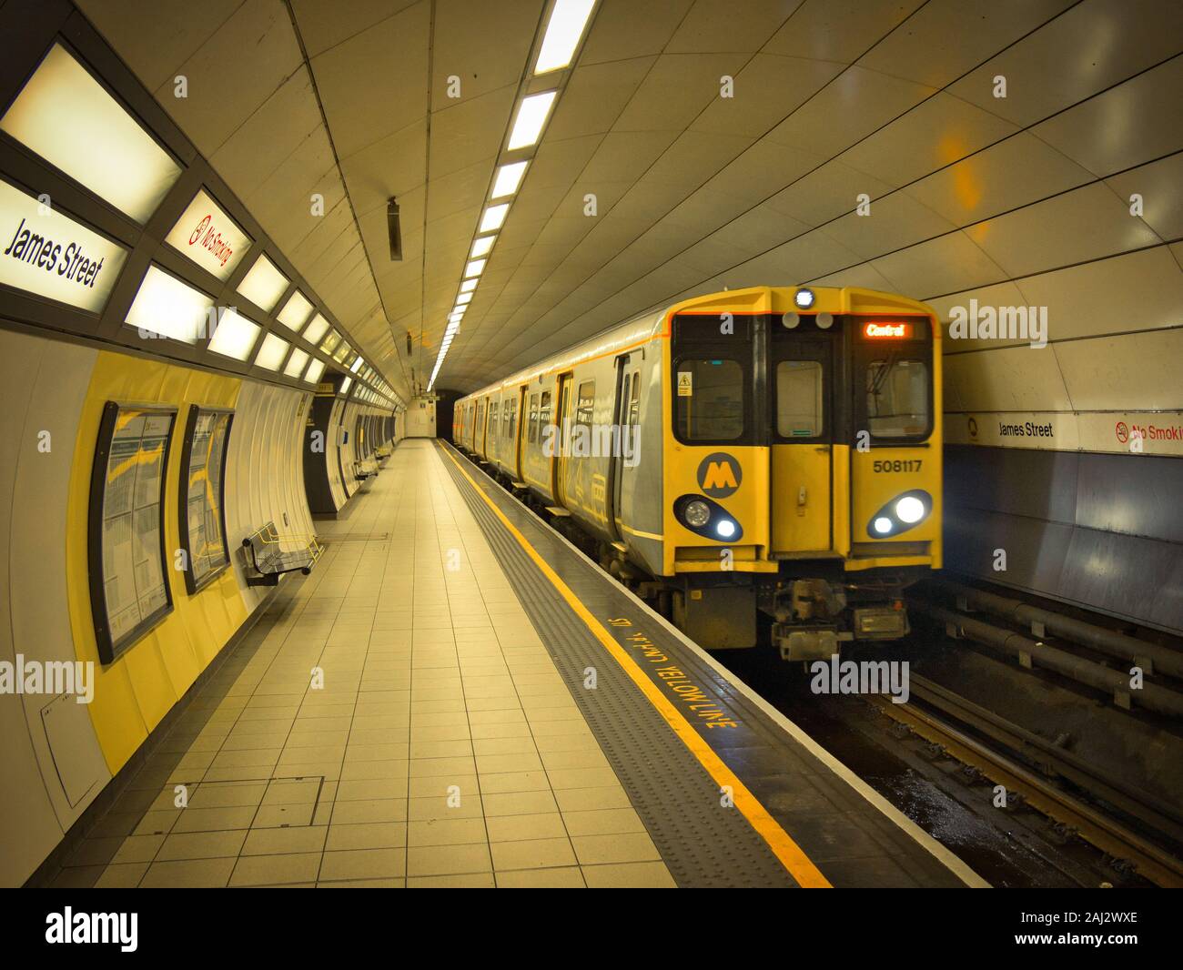 Merseyrail un train arrive à la station de métro de la rue James à Liverpool où aucune des personnes attendent. Banque D'Images