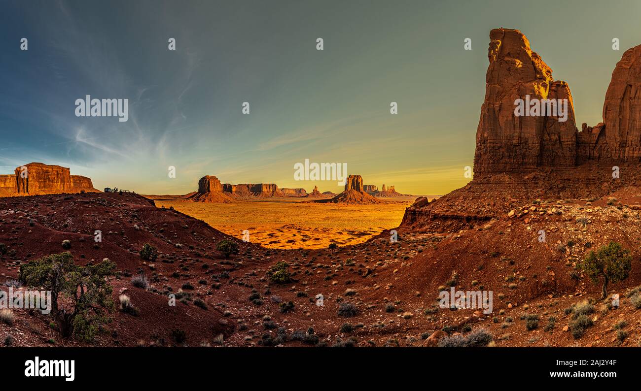 Point de l'artiste, Monument Valley, AZ au lever du soleil. La formation rocheuse étroite à l'avant-plan en contraste l'East Mitten Butte en arrière-plan. Banque D'Images