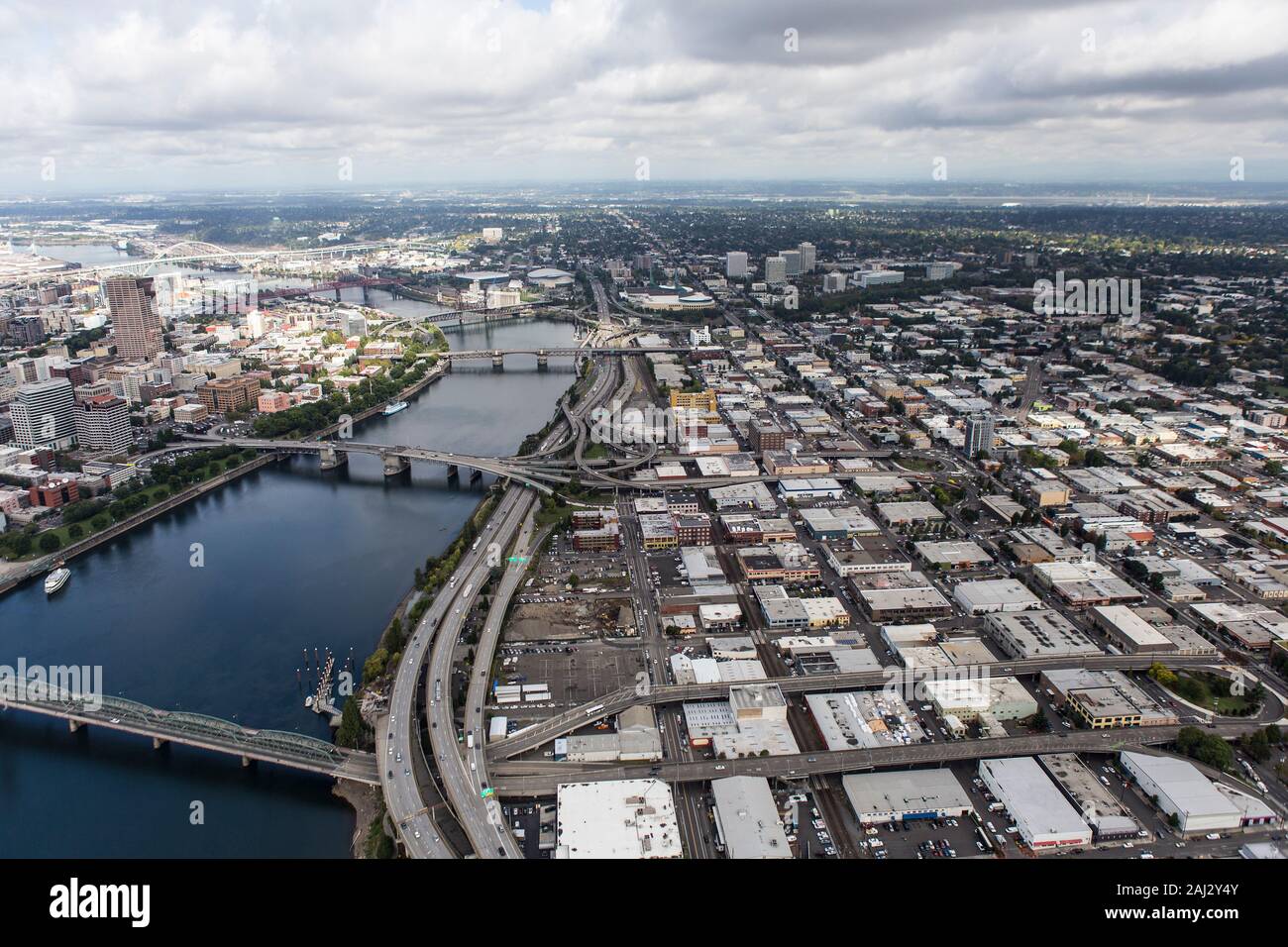 Vue aérienne de rues, bâtiments industriels et la Willamette River dans l'Est de Portland, Oregon, USA. Banque D'Images
