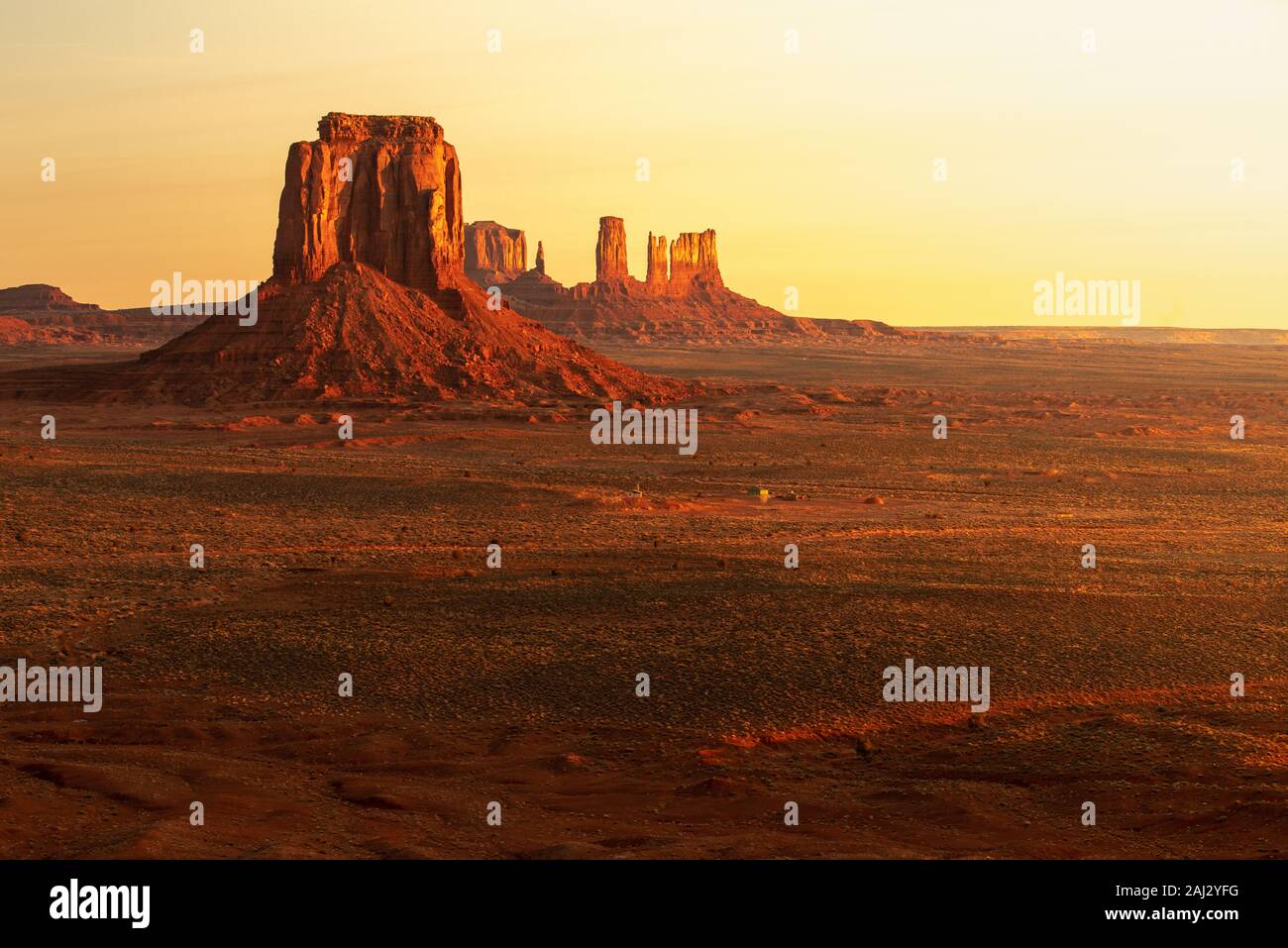Point de l'artiste, Monument Valley, AZ au lever du soleil. La large mesa couverte de pièces de la végétation contraste l'East Mitten Butte en arrière-plan. Banque D'Images