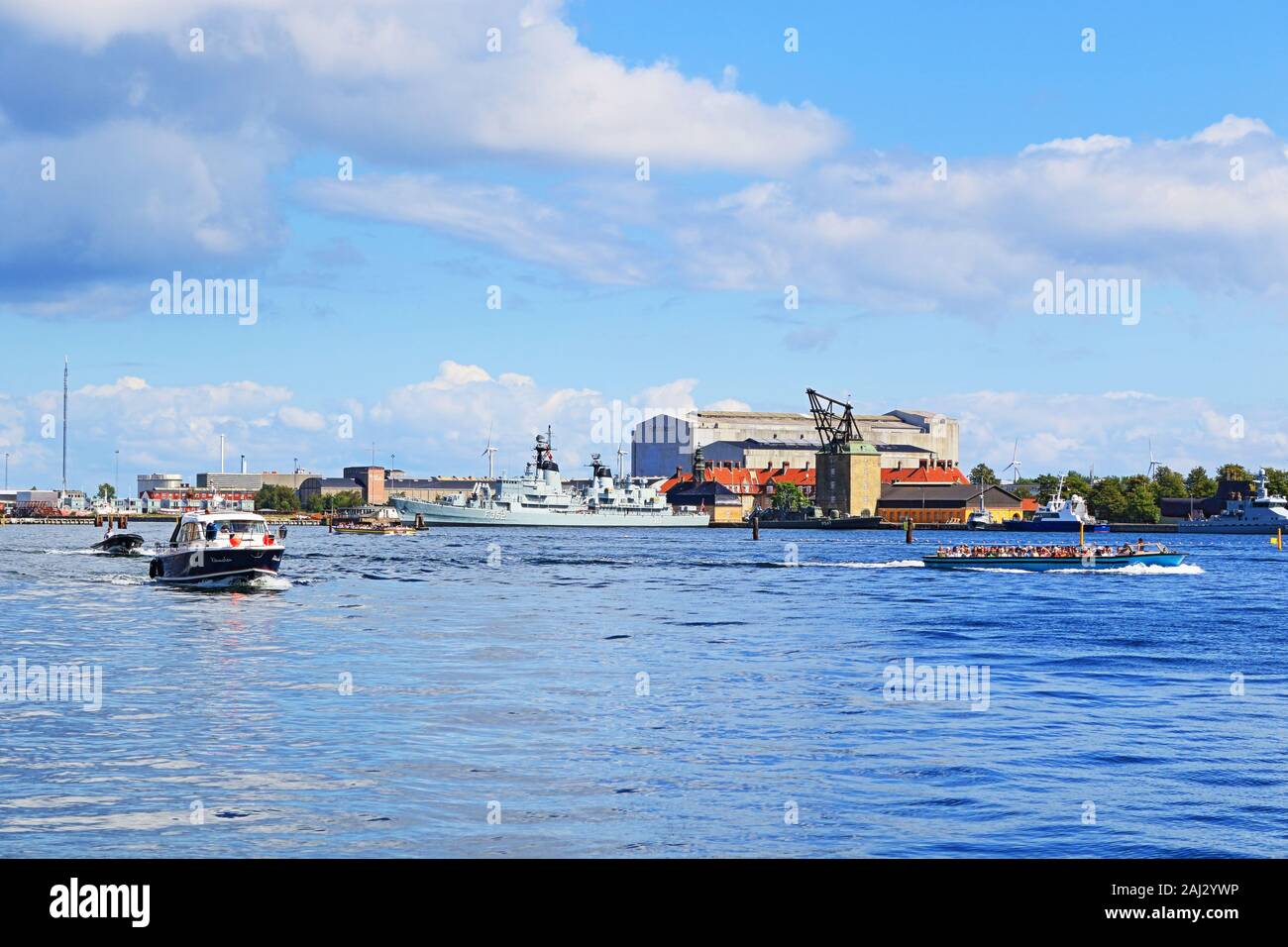 Vue sur le port de Copenhague,bateaux de touristes naviguant et Holmen naval base avec l'Peder Skram musée d'histoire de la frégate Banque D'Images
