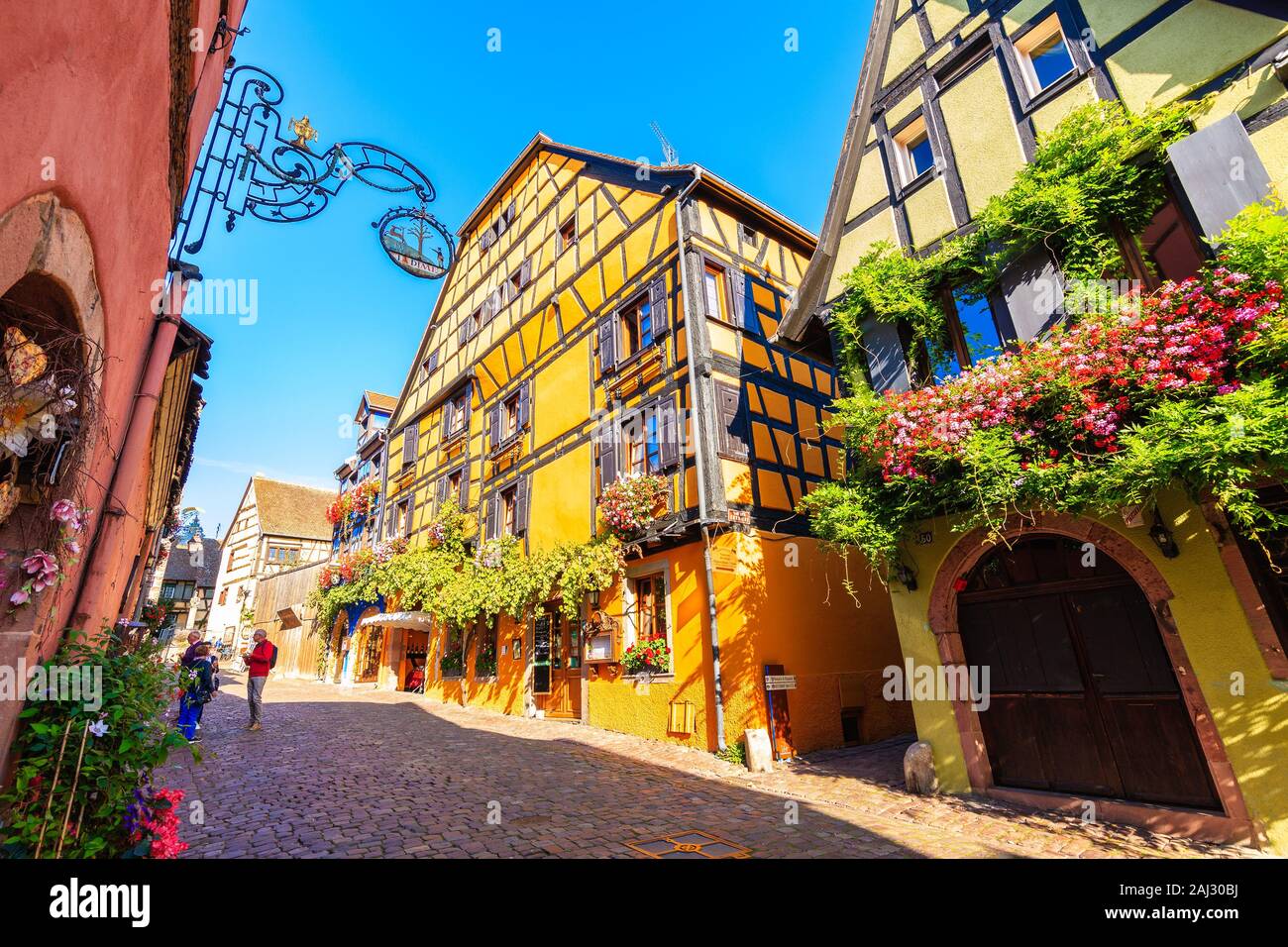 RIQUEWIHR, FRANCE - Sep 18, 2019 : de belles maisons historiques dans la vieille partie du village de Riquewihr qui est situé sur la célèbre route des vins en Alsace Banque D'Images