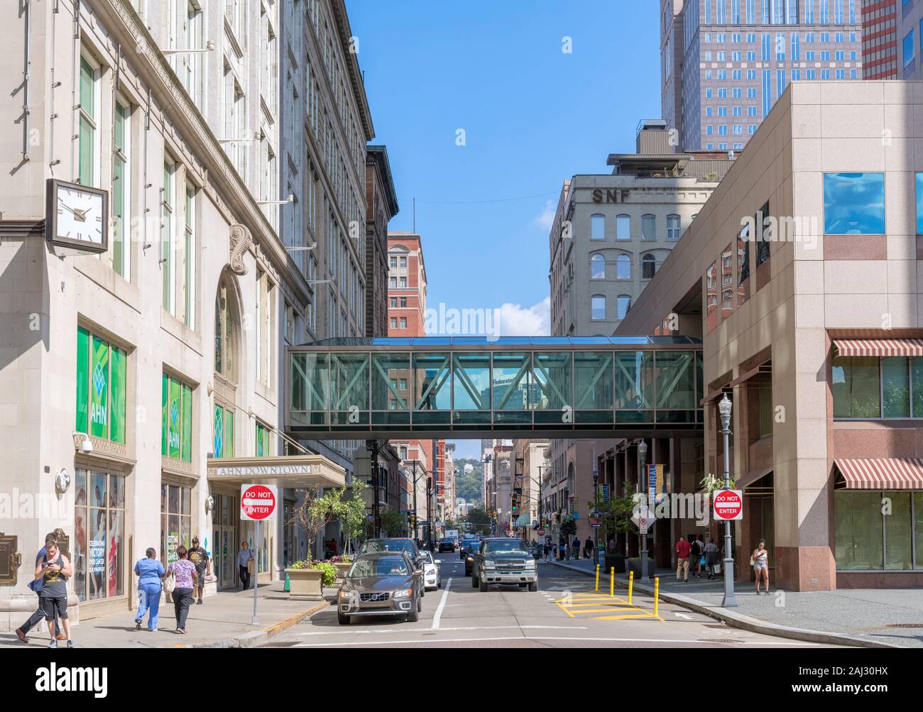 Vue vers le bas Penn Avenue au centre-ville de Pittsburgh, Pennsylvanie, USA Banque D'Images