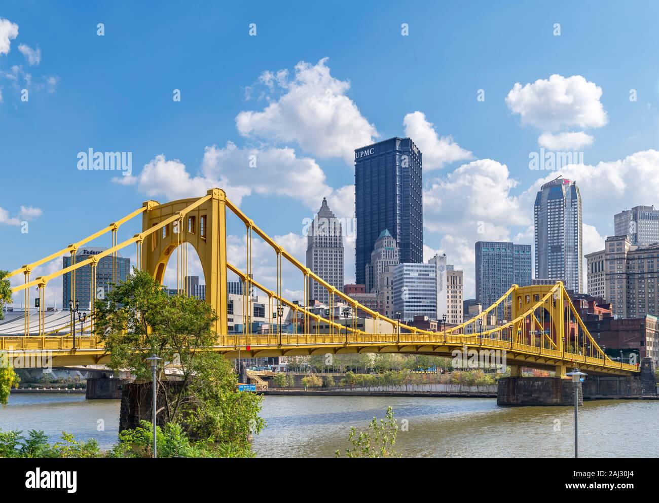 Toits de centre-ville de Pittsburgh avec le Andy Warhol Bridge au premier plan de la fontaine au Point State Park, New Jersey, USA Banque D'Images
