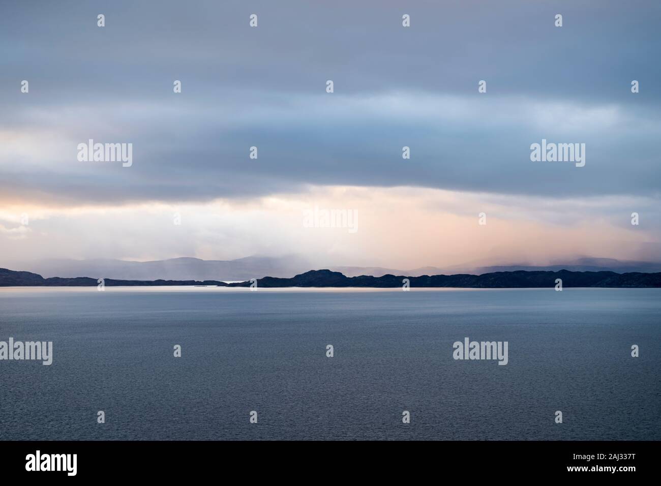 Un coup d'image trois crochets en fin d'après-midi, la lumière et la pluie à travers le son intérieur et du Sud, en Ecosse. Rona 23 Décembre 2019 Banque D'Images