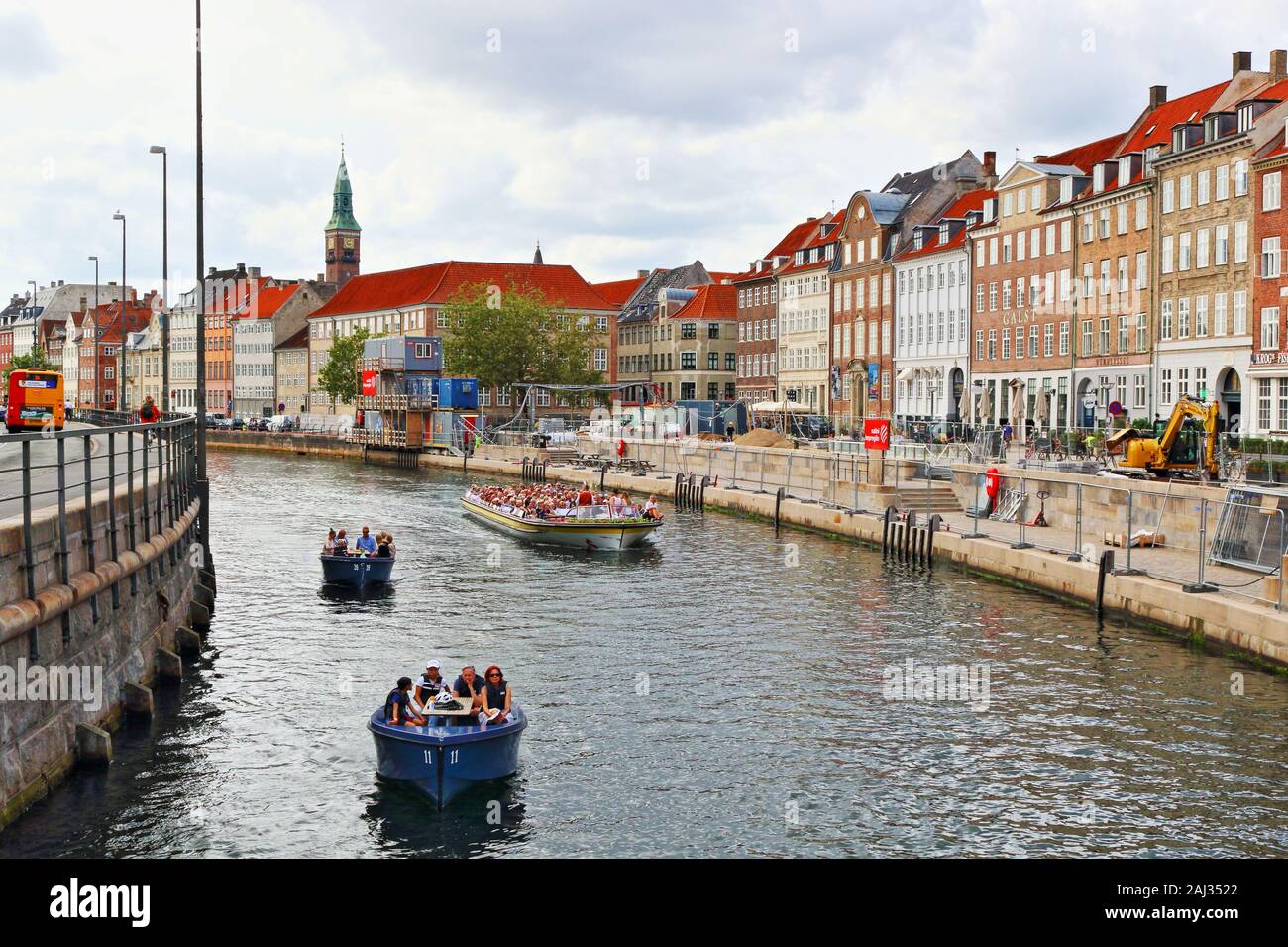 Bateaux sur Visite guidée d'un canal et Slotsholmen Gammel Strand rue bordée par une rangée de vieilles maisons aux couleurs vives, au centre-ville de Copenhague, Danemark Banque D'Images