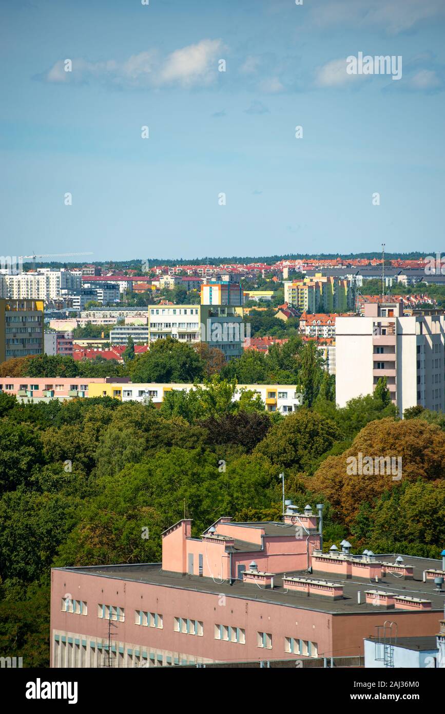 Rive gauche de la rivière Oder à Szczecin avec le musée maritime et les terrasses Banque D'Images