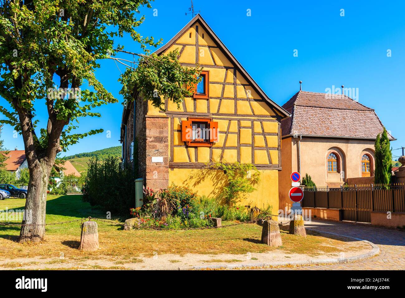 Maisons colorées sur la rue pittoresque village de Kaysersberg, Alsace, France Banque D'Images