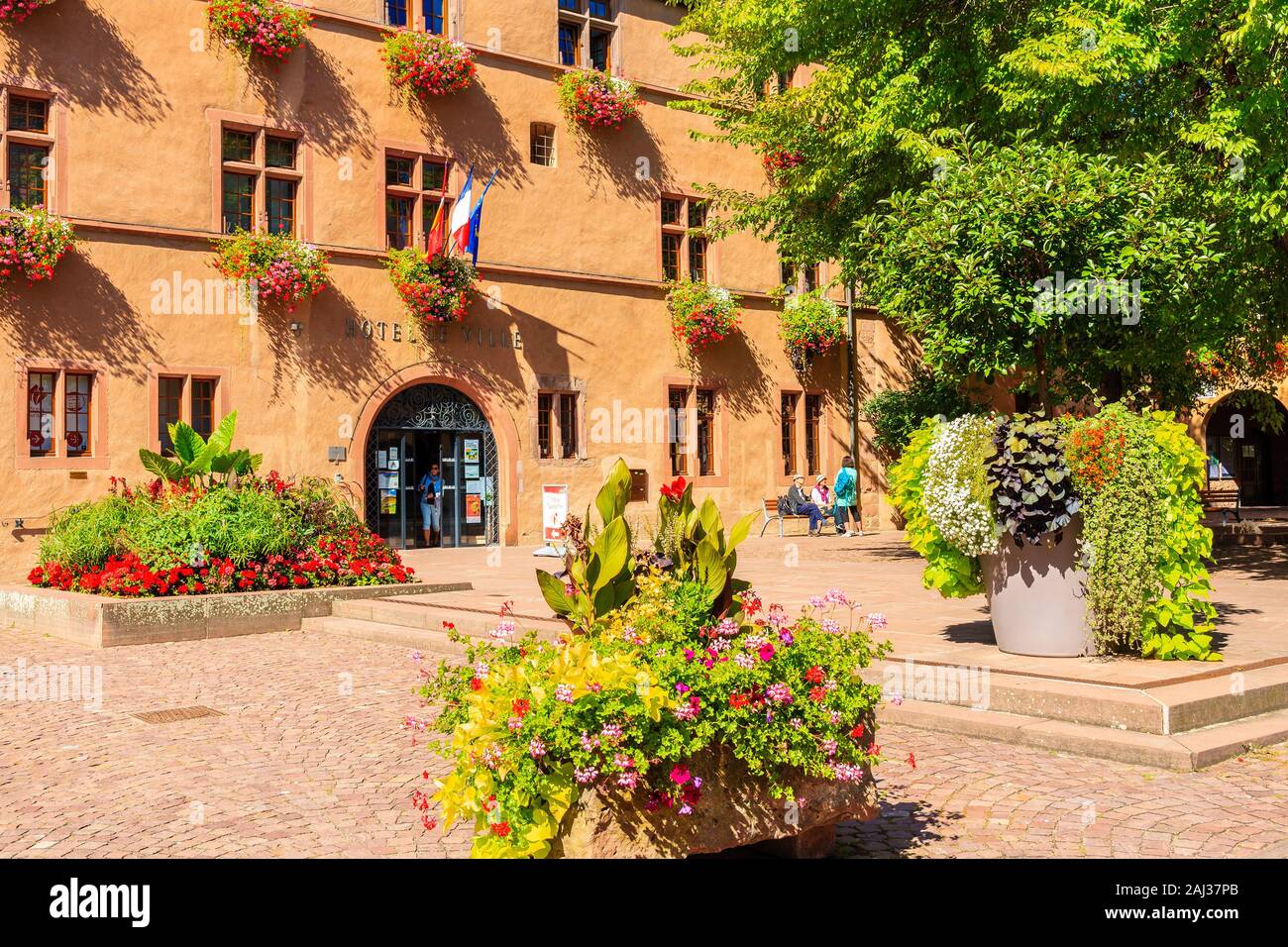 Vins d'ALSACE, FRANCE - Sep 19, 2019 : Square à Kaysersberg village pittoresque qui se trouve sur la Route des Vins d'Alsace, France. Banque D'Images