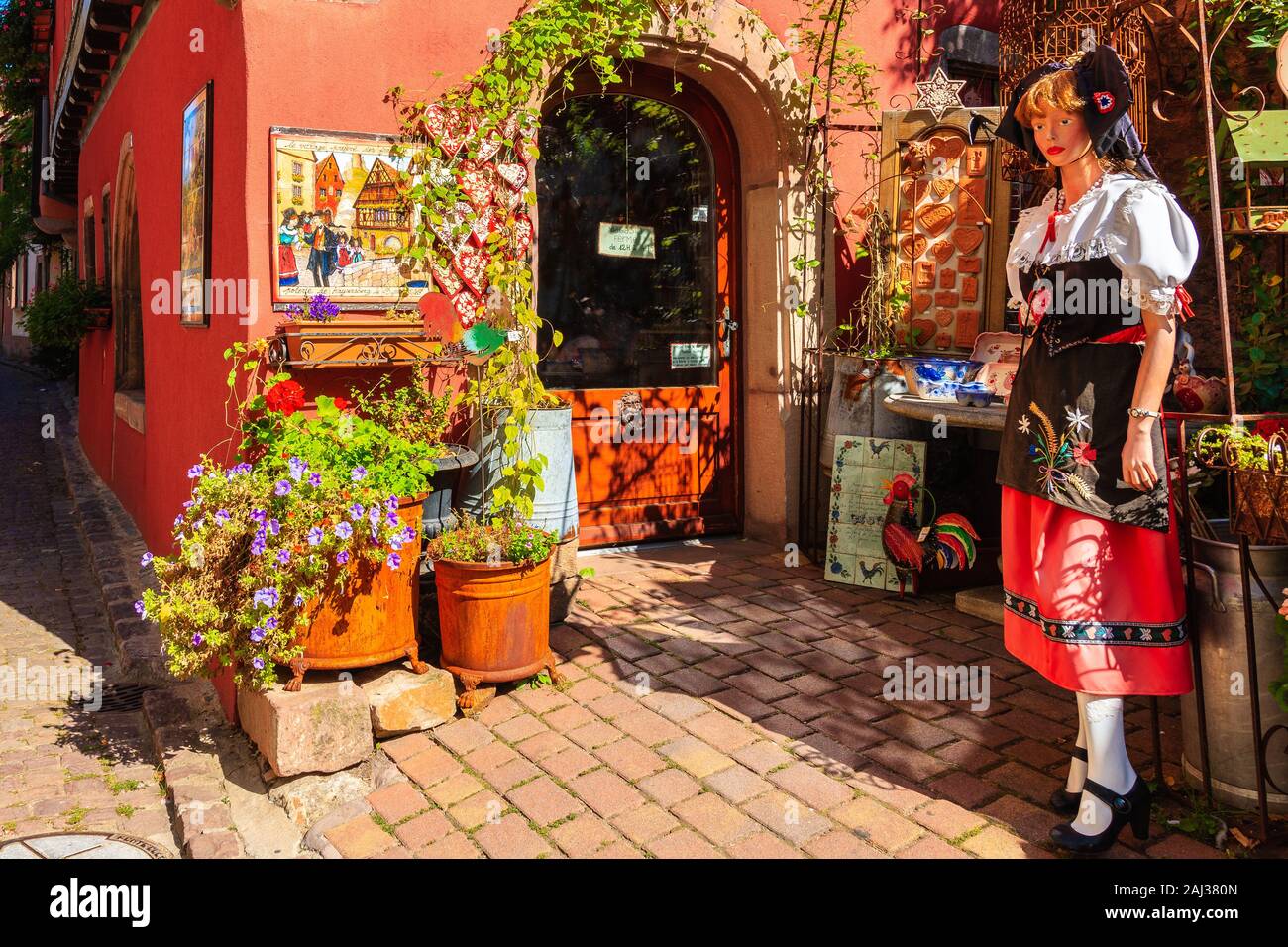 Vins d'ALSACE, FRANCE - Sep 20, 2019 : Boutique de souvenirs à Kaysersberg village pittoresque qui se trouve sur la Route des Vins d'Alsace, France. Banque D'Images