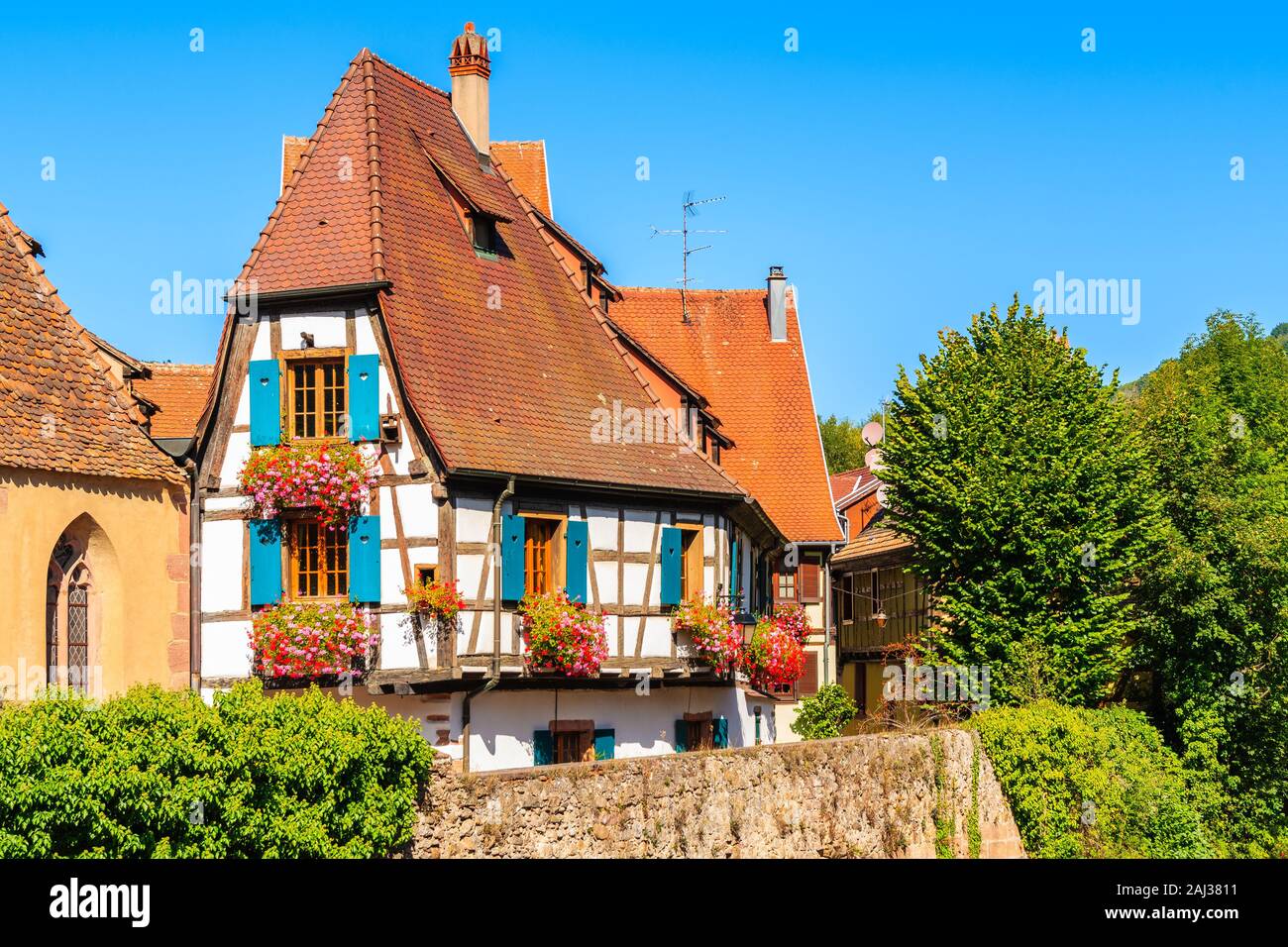 Maison alsacienne typique coloré sur la rue pittoresque village de Kaysersberg, Alsace, France Banque D'Images