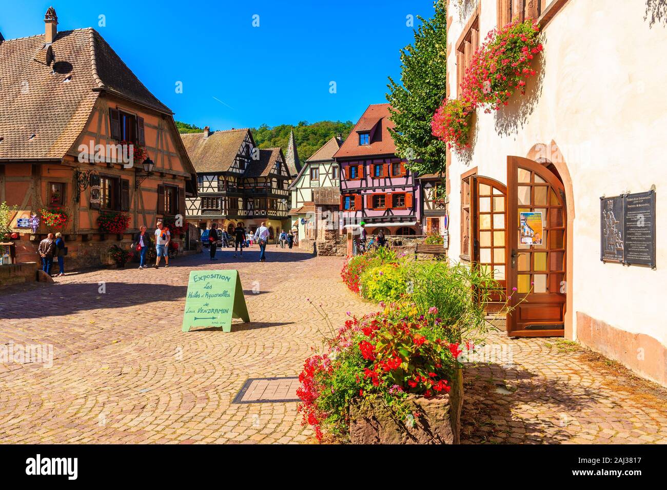 Vins d'ALSACE, FRANCE - Sep 20, 2019 : Place avec maisons typiques à Kaysersberg village pittoresque qui se trouve sur la Route des Vins d'Alsace, Fran Banque D'Images