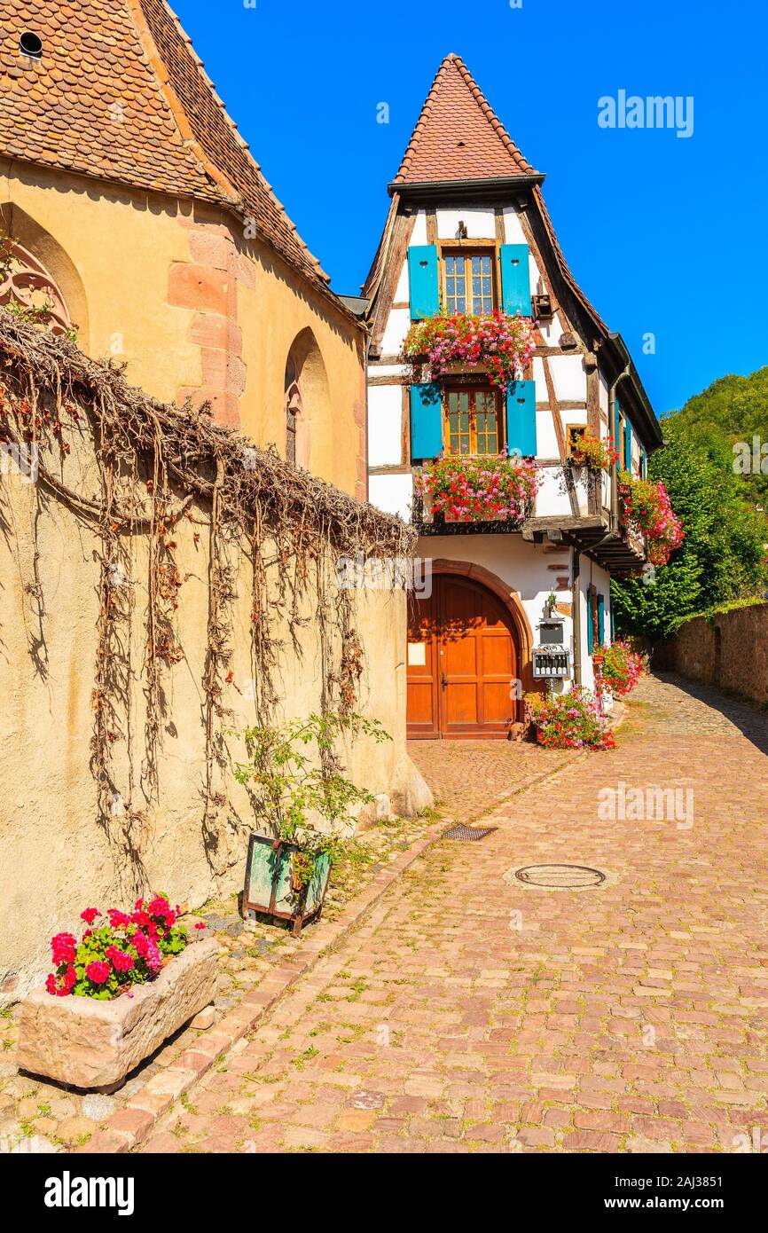 Maison alsacienne typique coloré sur la rue pittoresque village de Kaysersberg, Alsace, France Banque D'Images