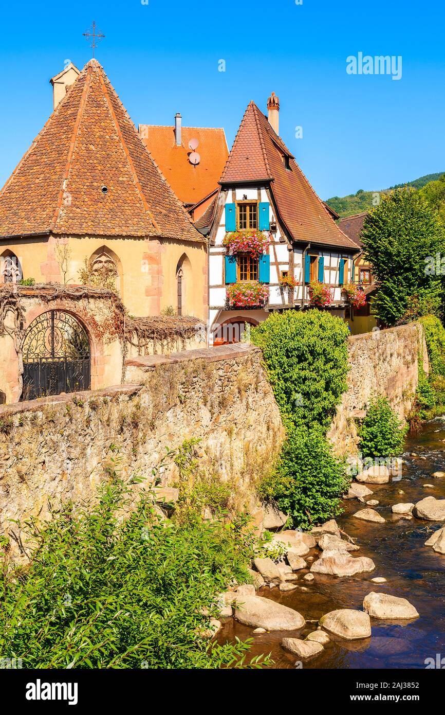 Maison alsacienne typique coloré sur la rue pittoresque village de Kaysersberg, Alsace, France Banque D'Images