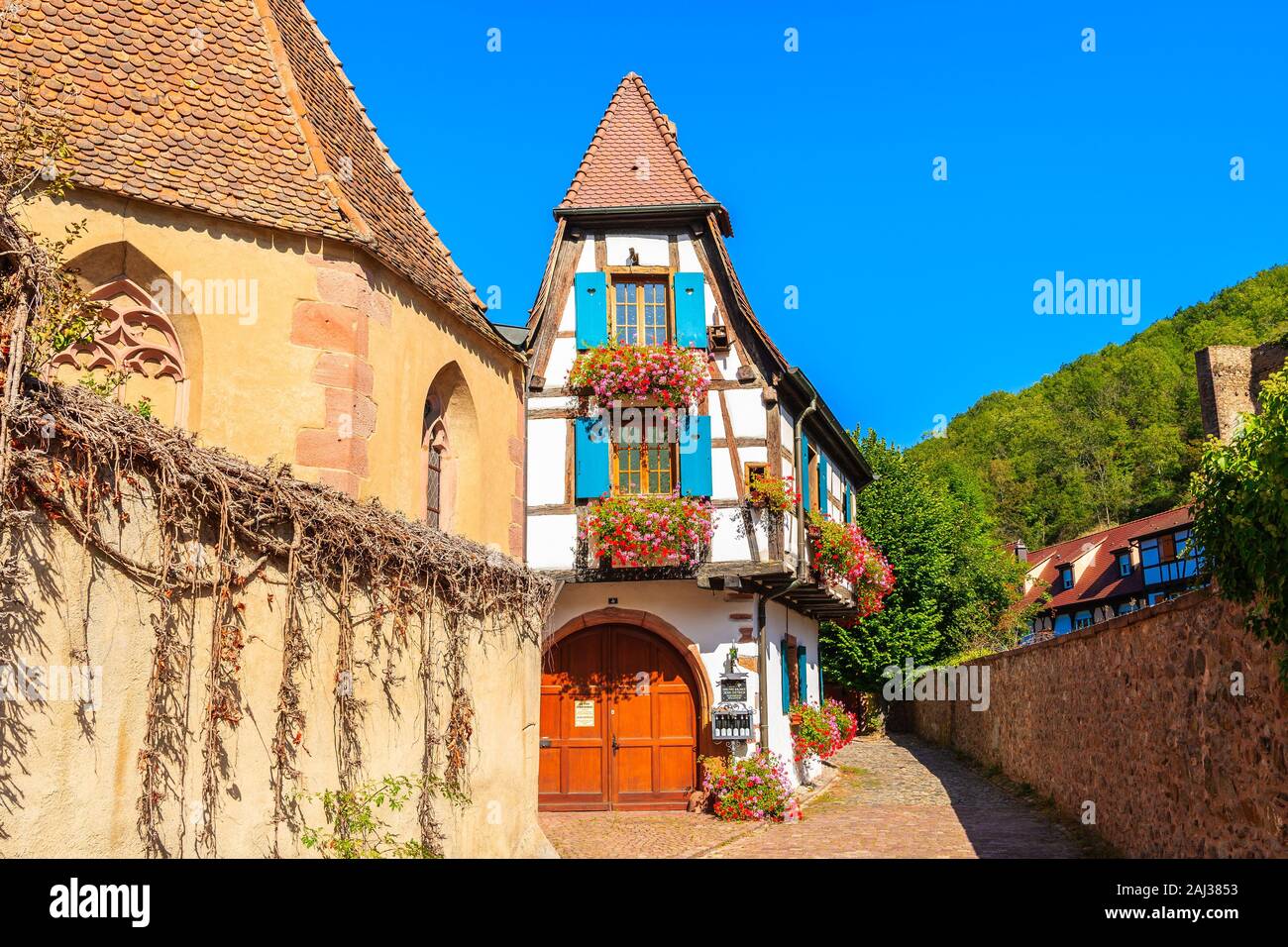 Vins d'ALSACE, FRANCE - Sep 19, 2019 : maison typique et restaurant à Kaysersberg village qui est situé sur la Route des Vins d'Alsace, France. Banque D'Images