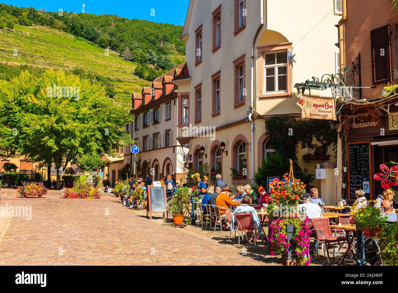 Vins d'ALSACE, FRANCE - Sep 19, 2019 : Les gens manger dans restaurant typique à Kaysersberg village qui est situé sur la Route des Vins d'Alsace, France. Banque D'Images
