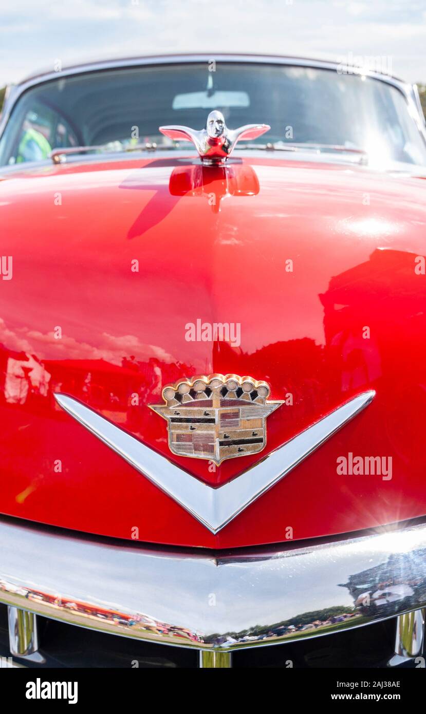 Gros plan du capot et de l'écusson de la voiture américaine cabriolet Cadillac Eldorado vintage rouge 1953 Banque D'Images
