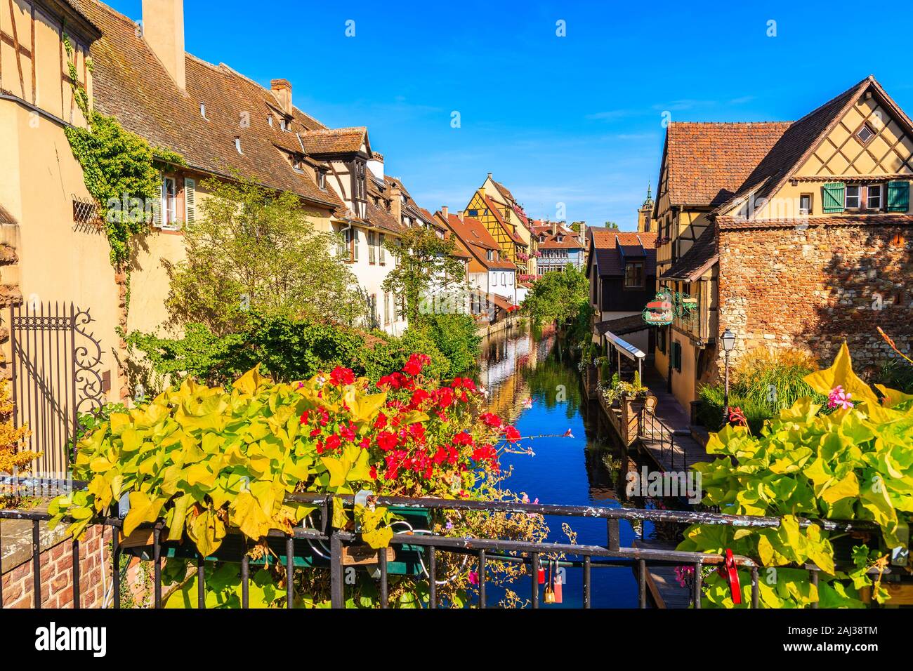 Maisons colorées sur la rue pittoresque village de Kintzheim, Alsace, France Banque D'Images