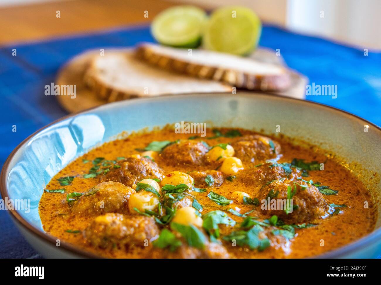 Vue de dessus d'une soupe délicieuse avec meatball et herbes Banque D'Images