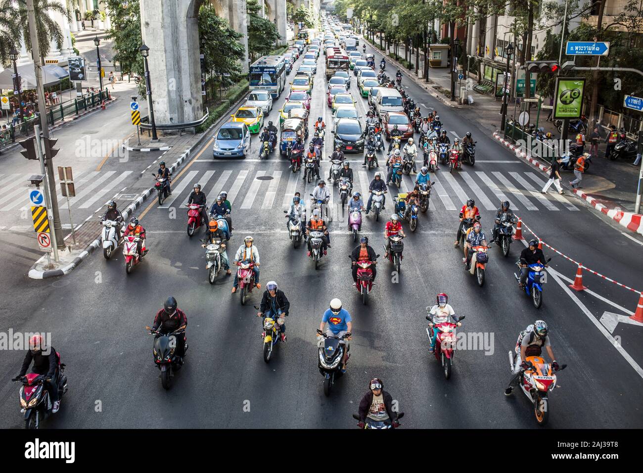BANGKOK, THAÏLANDE - 19 janvier 2016 : un fort trafic sur Ratchadamri et Rama I crossing à Bangkok, Thaïlande, le 19 janvier 2016 Banque D'Images