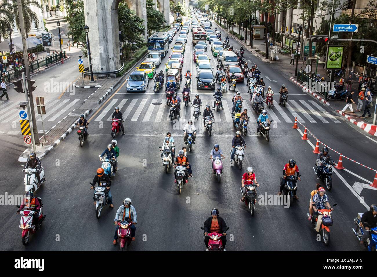 BANGKOK, THAÏLANDE - 19 janvier 2016 : un fort trafic sur Ratchadamri et Rama I crossing à Bangkok, Thaïlande, le 19 janvier 2016 Banque D'Images