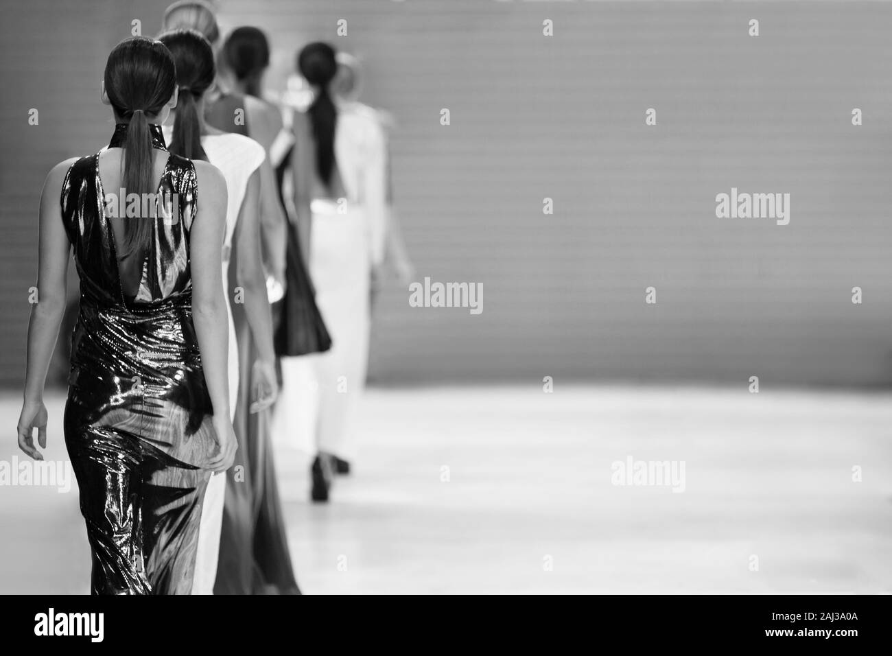 Défilé de mode, modèles de piste sur la passerelle. Photographie thématique de la semaine de la mode. Banque D'Images