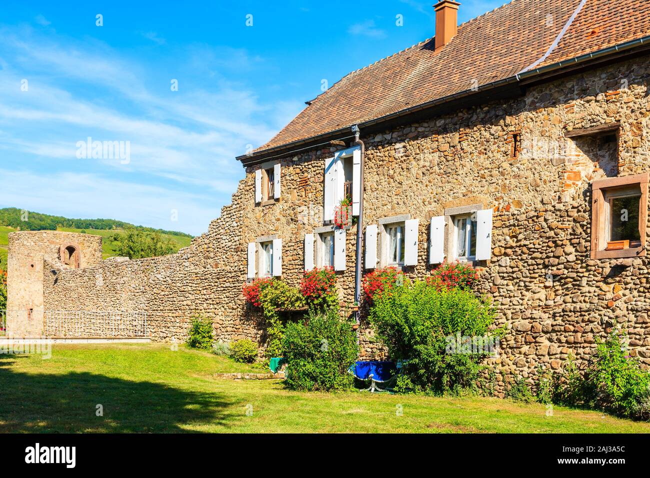 Belles maisons colorées traditionnelles dans le pittoresque village de Kaysersberg, Alsace, France Banque D'Images