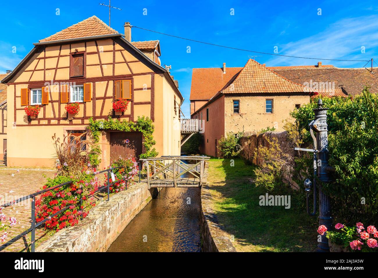 Belles maisons colorées traditionnelles dans le pittoresque village de Kientzheim, Alsace, France Banque D'Images