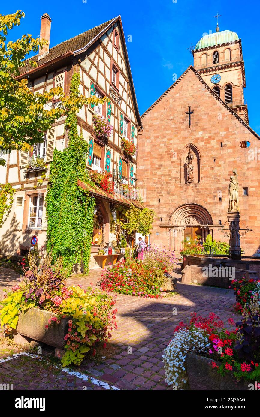 Belle église et maisons colorées traditionnelles dans le pittoresque village de Kaysersberg, Alsace, France Banque D'Images