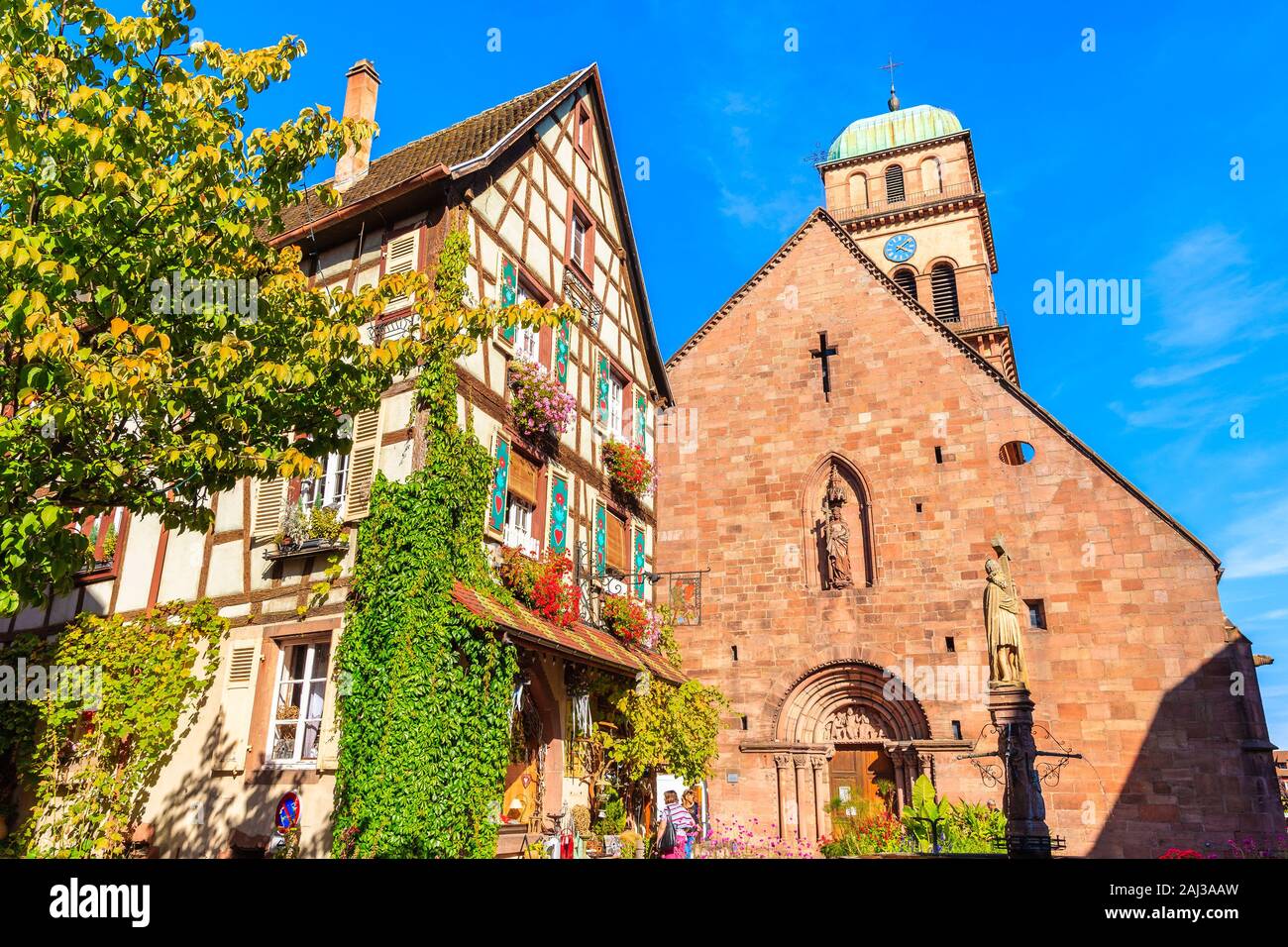 Vins d'ALSACE, FRANCE - Sep 20, 2019 : l'Église et maisons colorées ornées de fleurs à Kaysersberg village qui est situé sur la Route des Vins Banque D'Images
