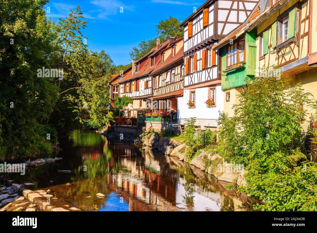 Belles maisons colorées traditionnelles sur canal bank dans le pittoresque village de Kaysersberg, Alsace, France Banque D'Images