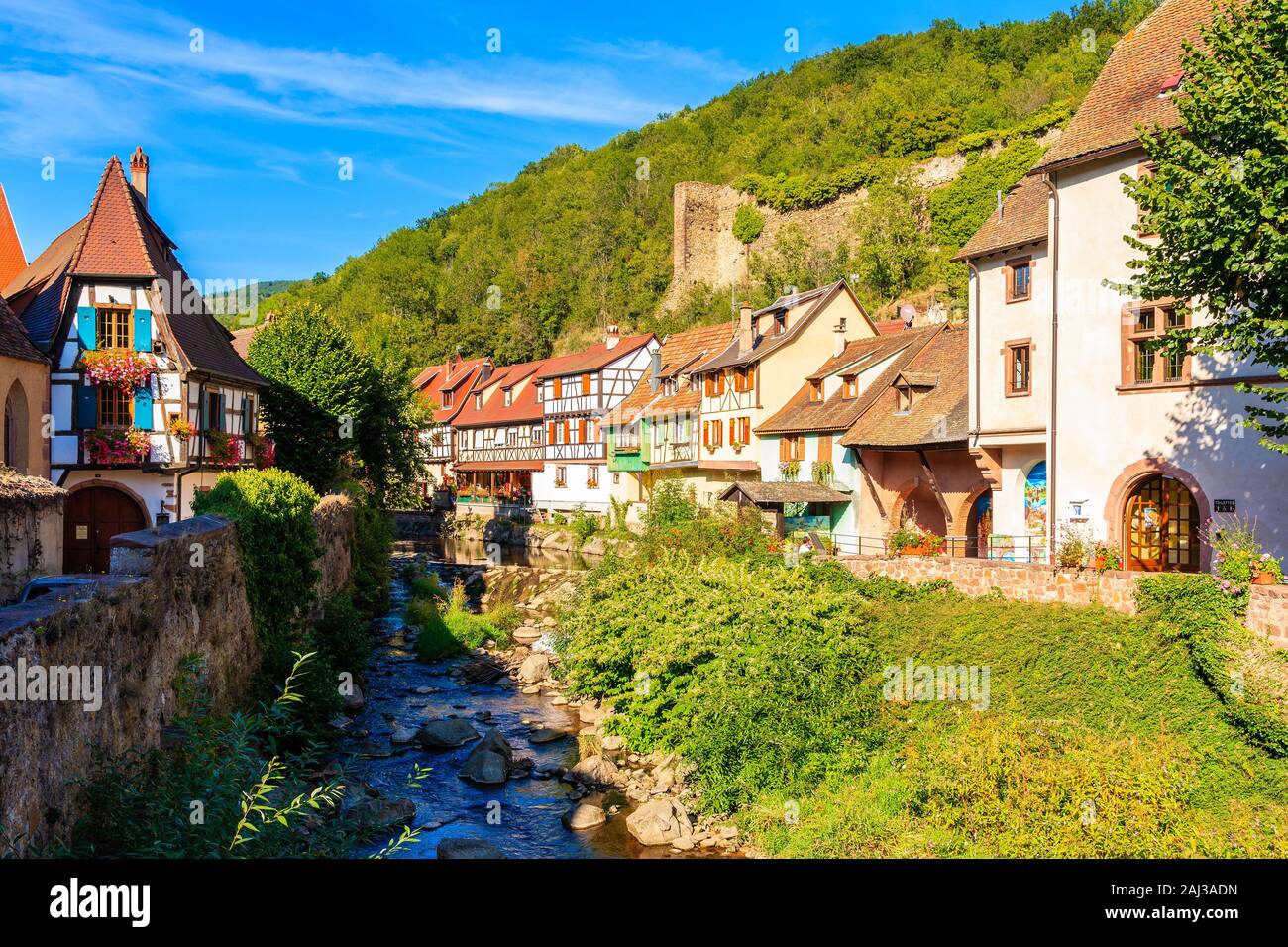Belles maisons colorées traditionnelles sur canal bank dans le pittoresque village de Kaysersberg, Alsace, France Banque D'Images