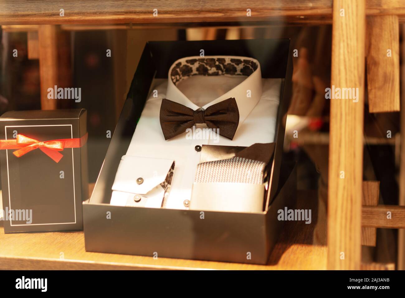 Chemise homme et cravate d'arc dans l'élégant quartier de fort, idée cadeau  pour homme. Le jour de père maison de concept Photo Stock - Alamy