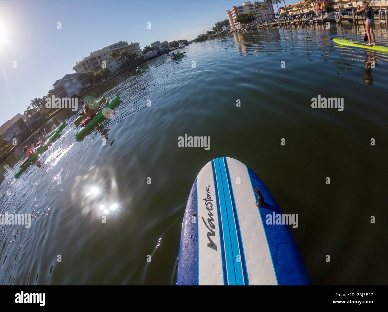 Paddleboarders et les kayakistes profiter Blind Pass, Siesta Key, en Floride. Banque D'Images Paddleboarders et les kayakistes profiter Blind Pass, Siesta Key, en Floride. Banque D'Images