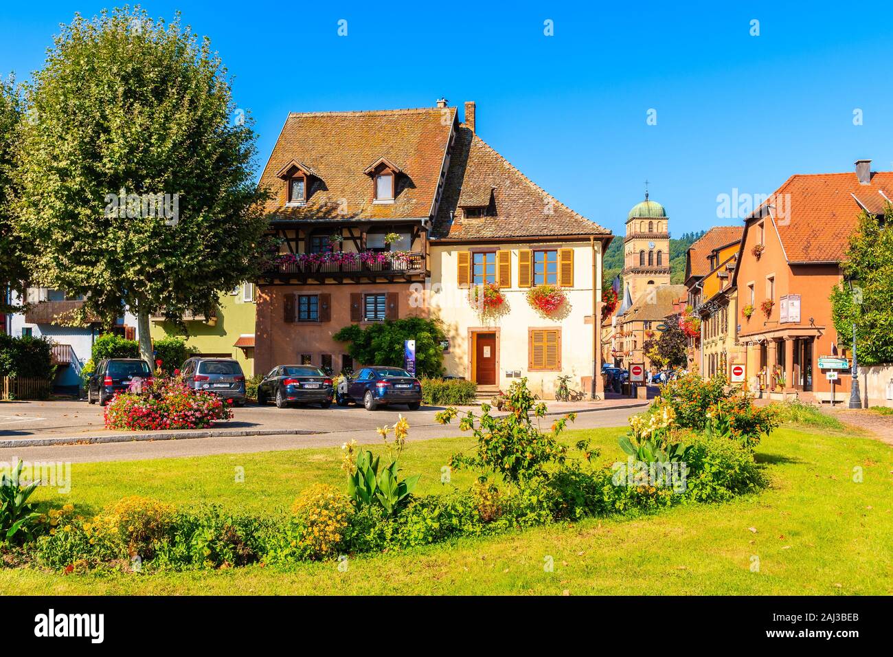 Vins d'ALSACE, FRANCE - Sep 20, 2019 : maisons colorées ornées de fleurs à Kaysersberg village qui est situé sur la Route des Vins d'Alsace, Fran Banque D'Images
