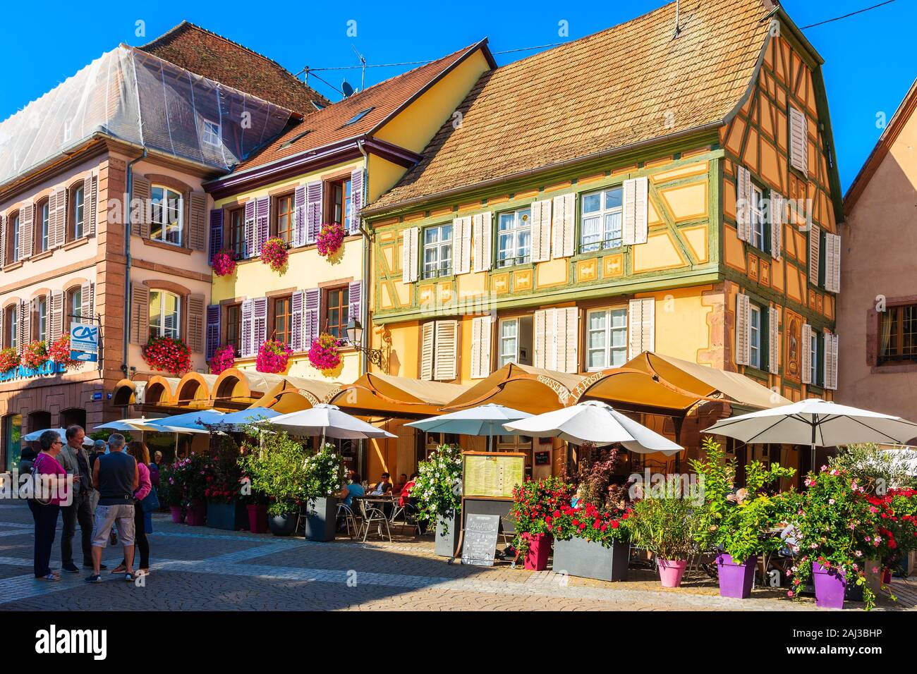 Vins d'ALSACE, FRANCE - Sep 20, 2019 : Restaurants et maisons colorées sur la rue de Ribeauvillé village qui est situé sur la Route des Vins d'Alsace, F Banque D'Images