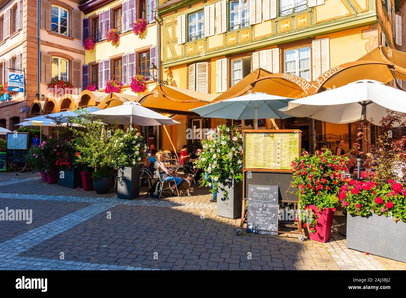 Vins d'ALSACE, FRANCE - Sep 20, 2019 : Restaurants et maisons colorées sur la rue de Ribeauvillé village qui est situé sur la Route des Vins d'Alsace, F Banque D'Images