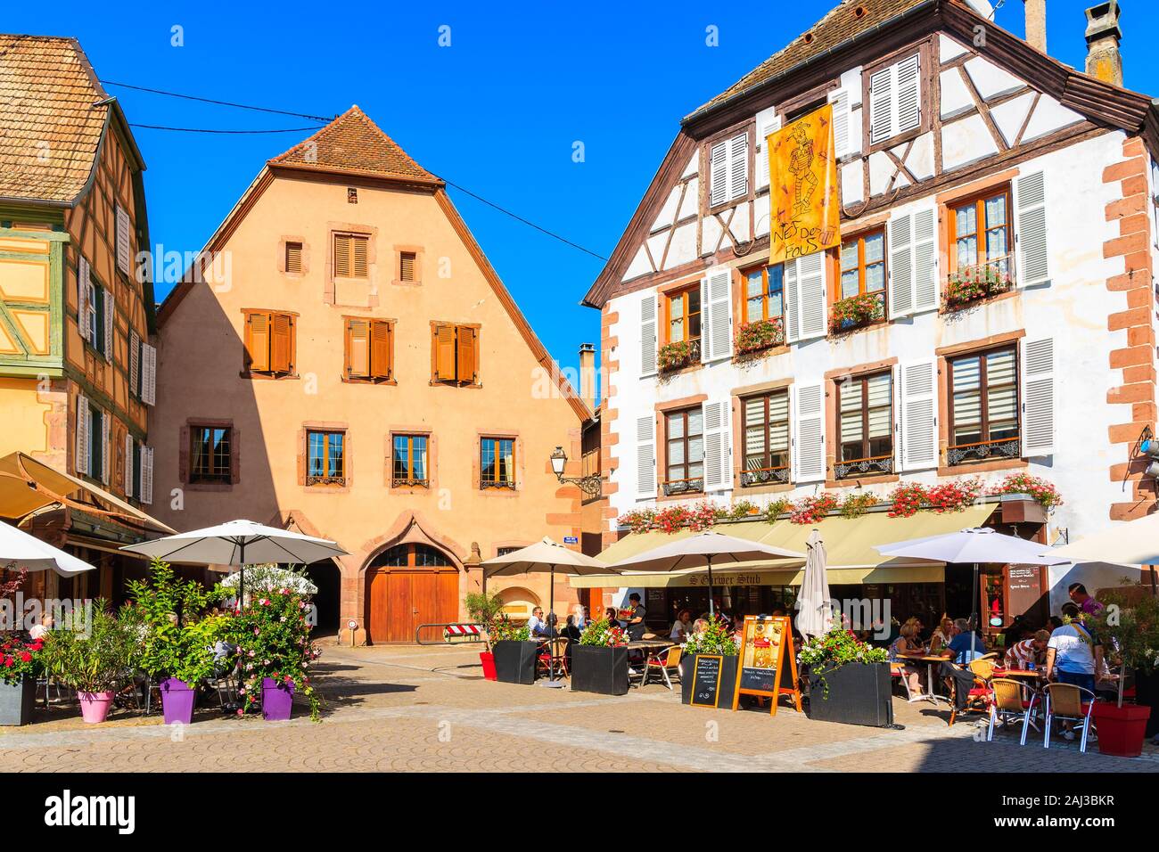 Vins d'ALSACE, FRANCE - Sep 20, 2019 : Restaurants et maisons colorées sur la rue de Ribeauvillé village qui est situé sur la Route des Vins d'Alsace, F Banque D'Images