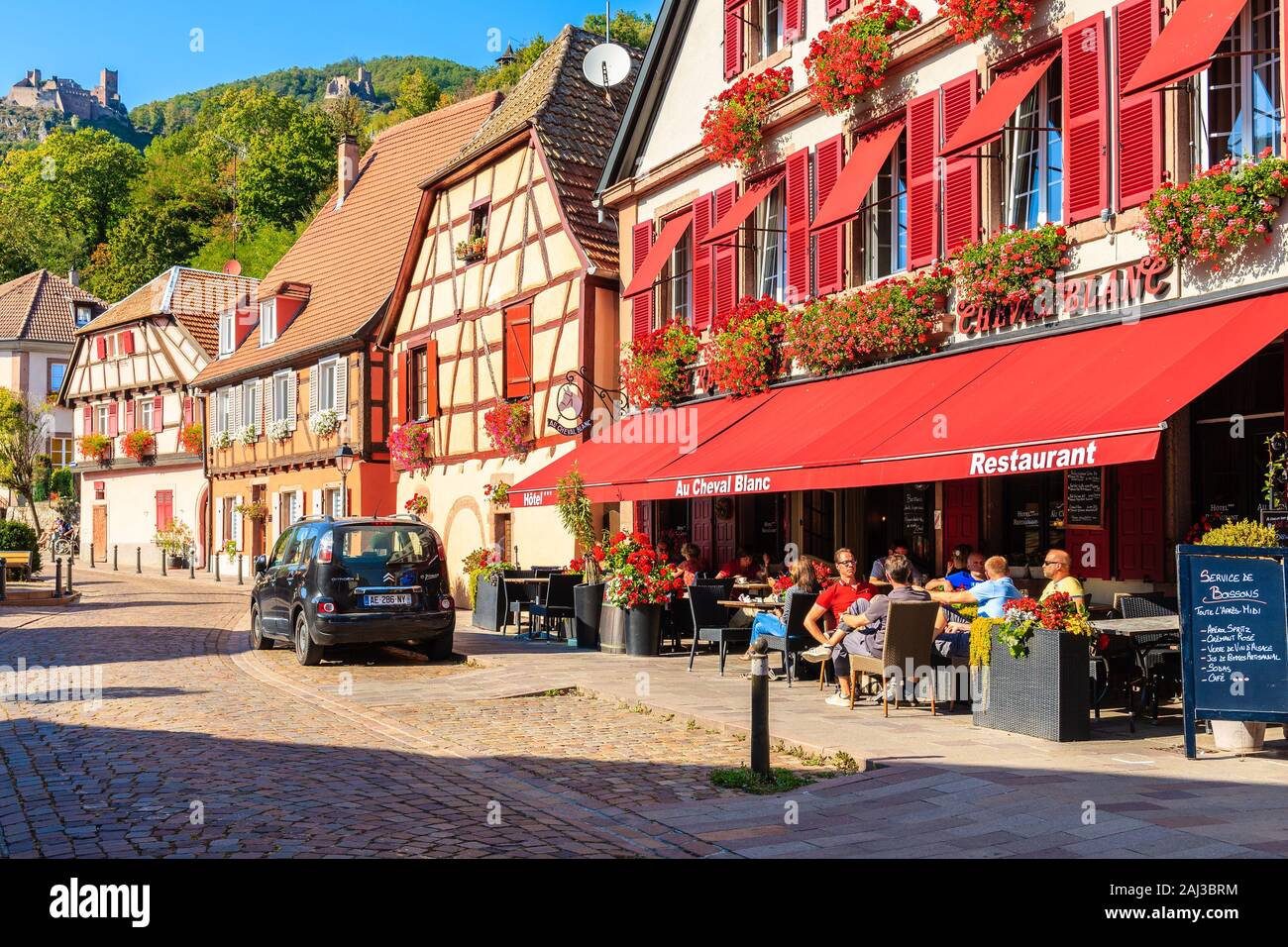 Vins d'ALSACE, FRANCE - Sep 20, 2019 : Les gens de dîner dans un restaurant sur la rue de Ribeauvillé village qui est situé sur la Route des Vins d'Alsace, Franc Banque D'Images