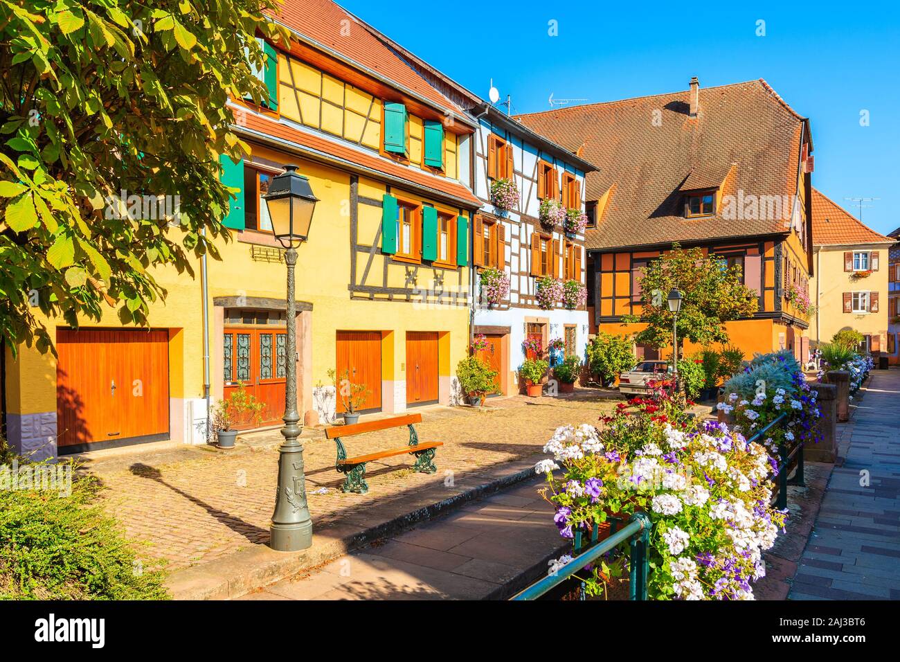Belles maisons colorées traditionnelles dans le pittoresque village de Ribeauvillé, Alsace, France Banque D'Images