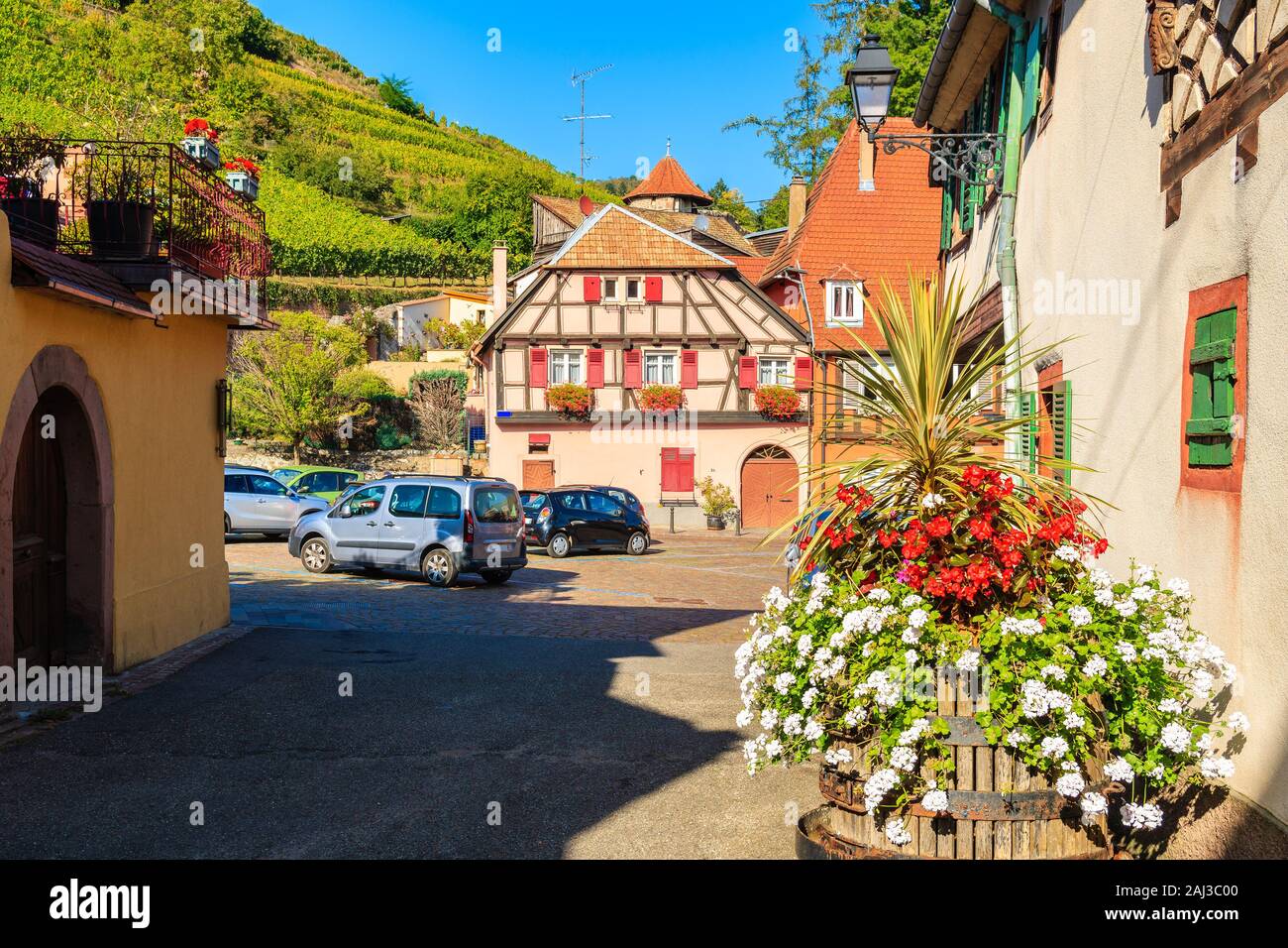 Belles maisons colorées traditionnelles dans le pittoresque village de Ribeauvillé, Alsace, France Banque D'Images