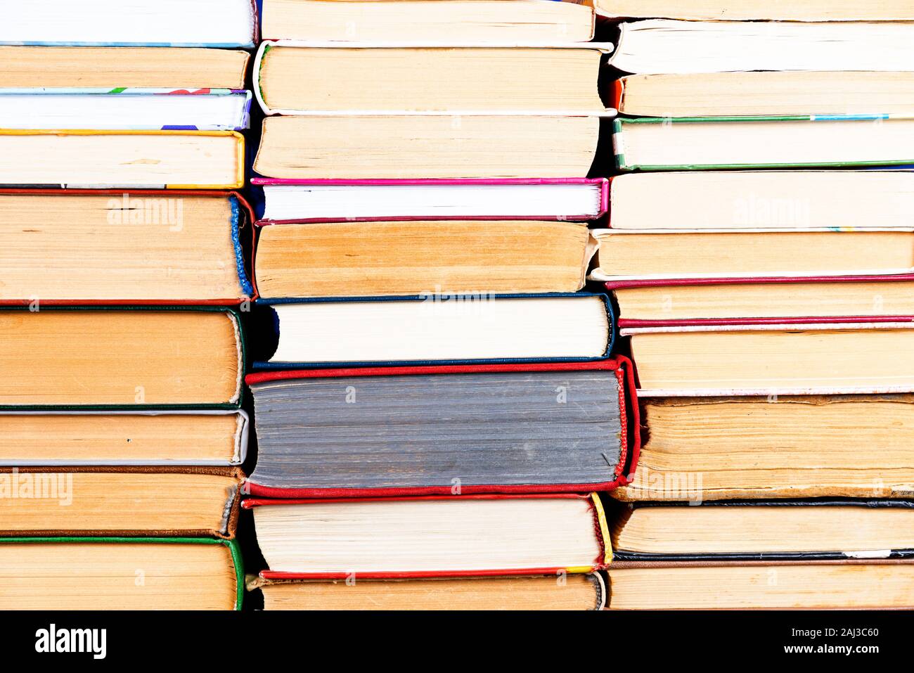Pile de livres de fond. Beaucoup de livres pieux Banque D'Images