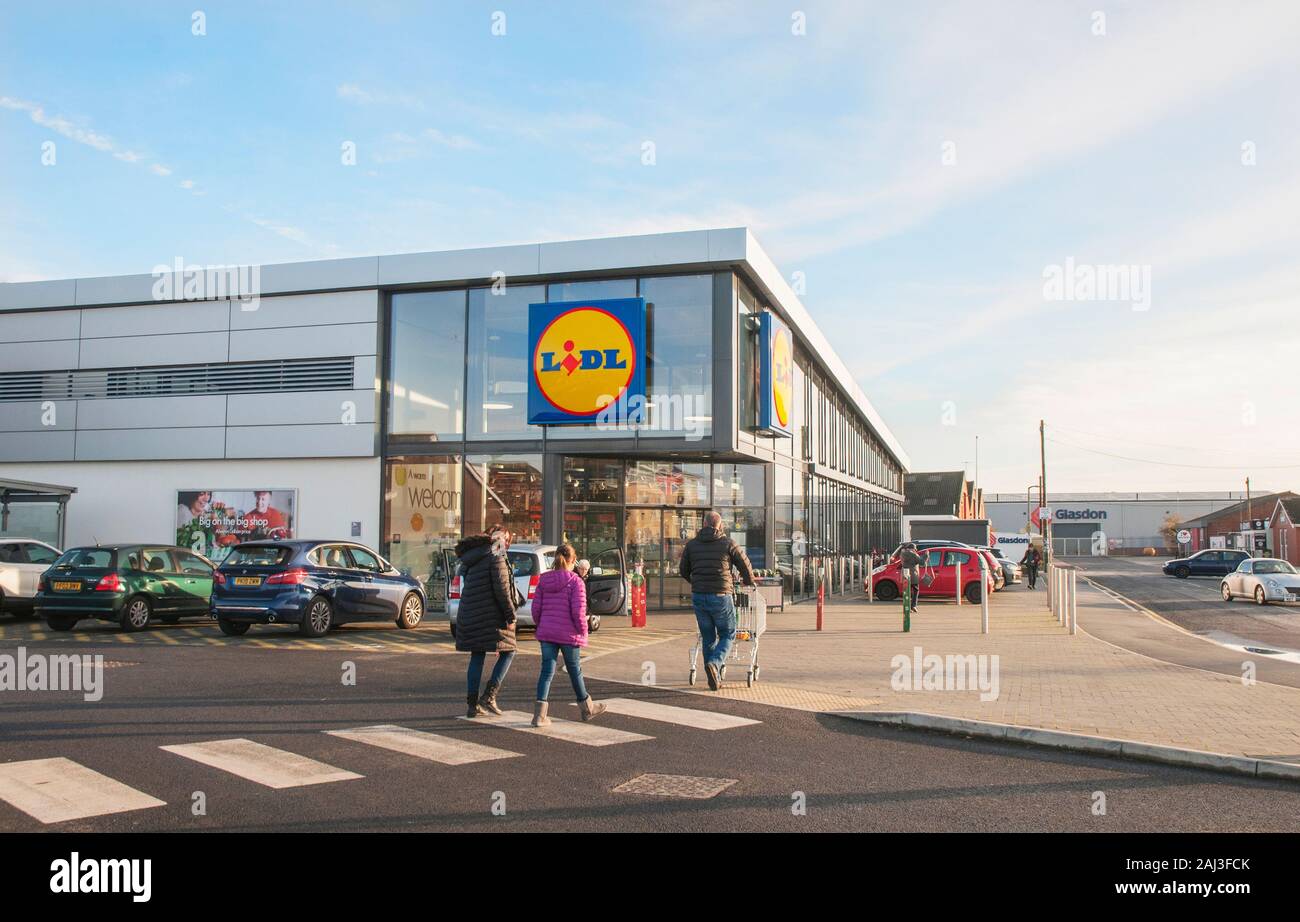 Les consommateurs d'aller dans un magasin Lidl nouvellement construit à Poulton le Fylde Lancashire England UK vente cuttring des éléments tels que les boissons, la nourriture, les vêtements, etc. Banque D'Images